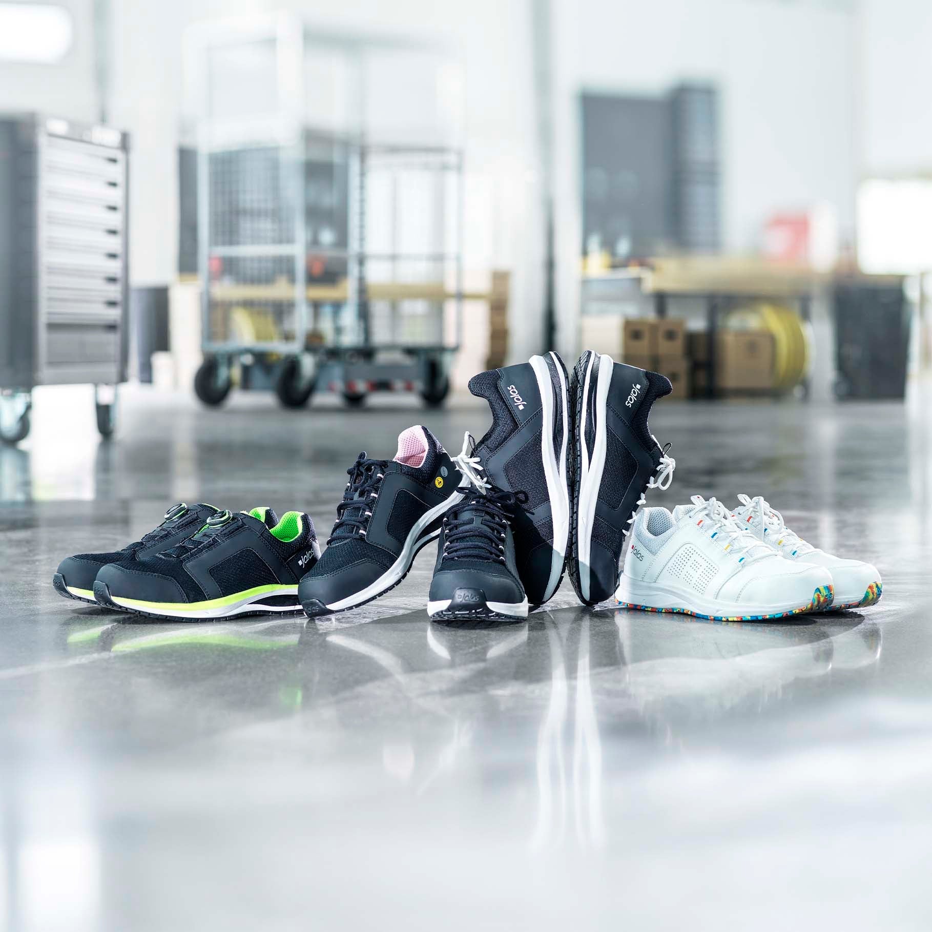 Kuvassa on lattialla Jalaksen uudempia Tempus ja Tio lenkkarimallisia turvakenkiä.