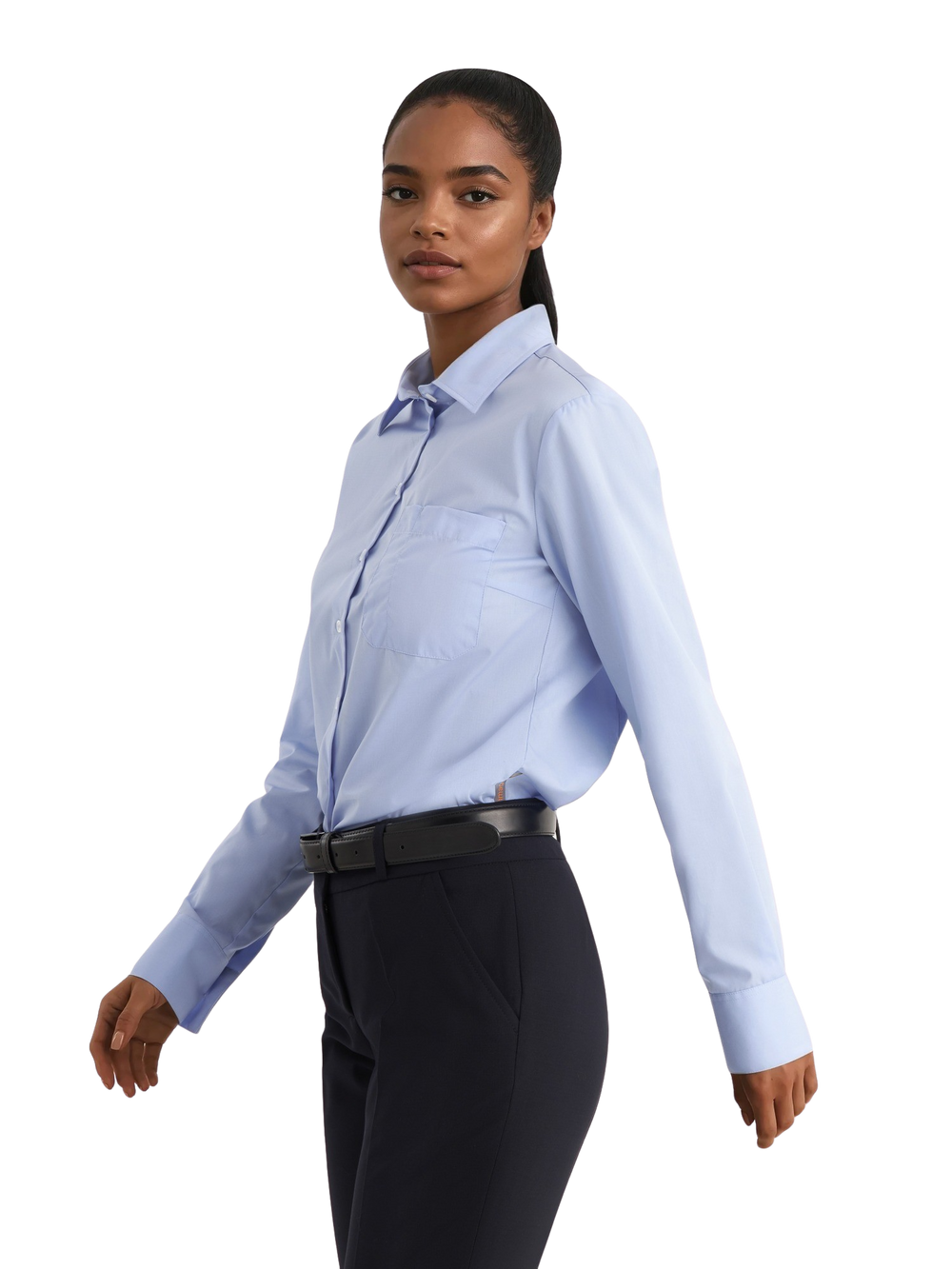 Kuvassa naismallilla vaaleansininen paitapusero pitkähihaisena sekä tummansiniset suorat housut ja nahkainen säädettävä vyö.