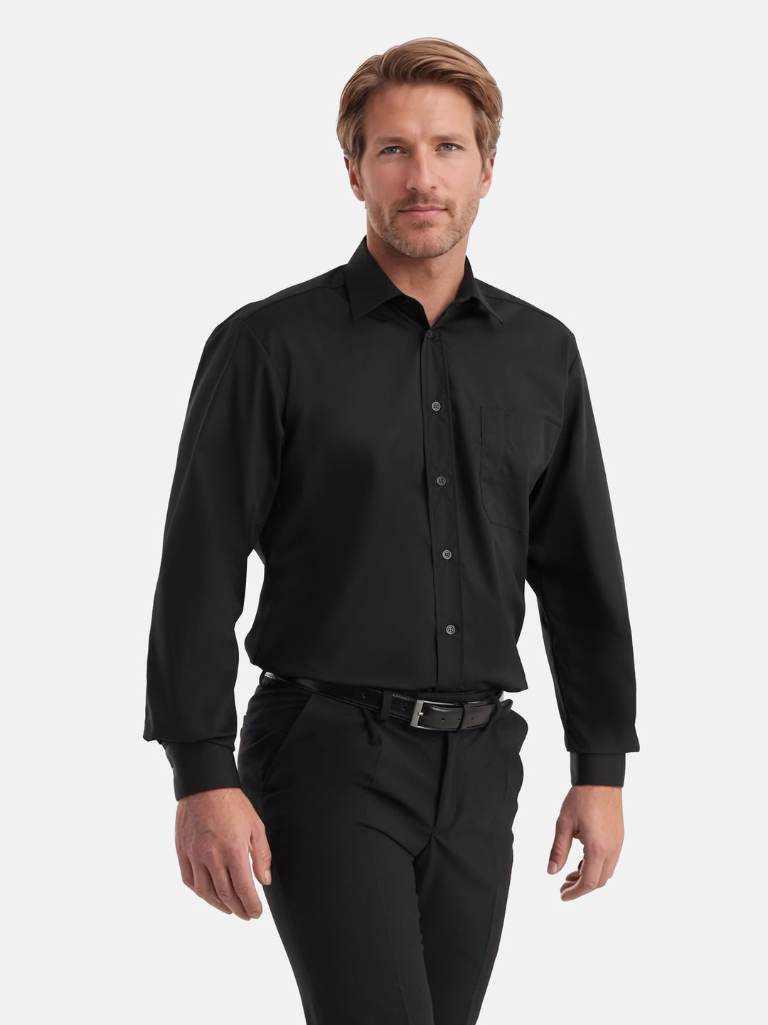 Kuvassa miesmallilla Image Wearin musta pitkähihainen kauluspaita, suorat housut ja musta nahkavyö.