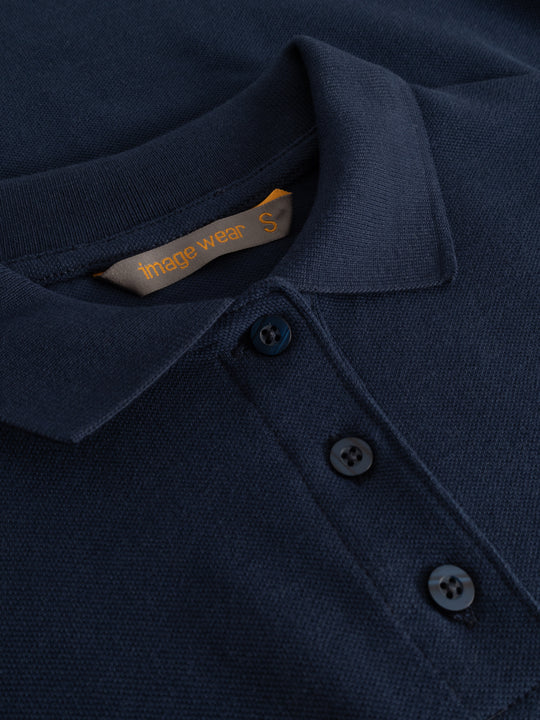 Yksityiskohtakuva tummansinisen naisten pikeepaidan.