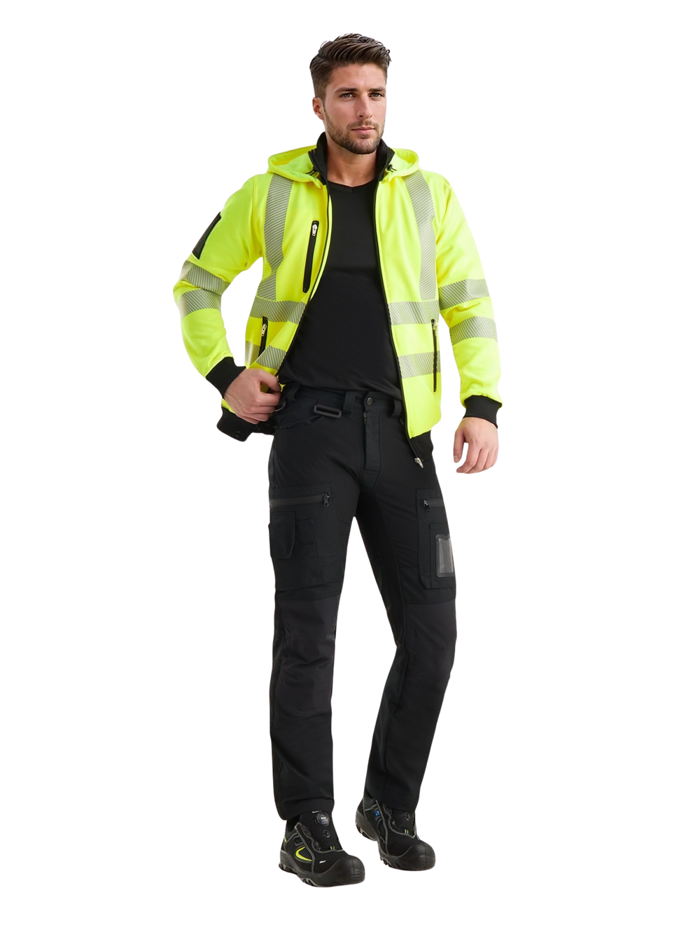 Kuvassa miesmallilla päällä Image Wearin keltainen varoitushuppari, musta t-paita sekä mustat joustoreisitaskuhousut. Jalassa mallilla on Sievin Roller- turvajalkineet.