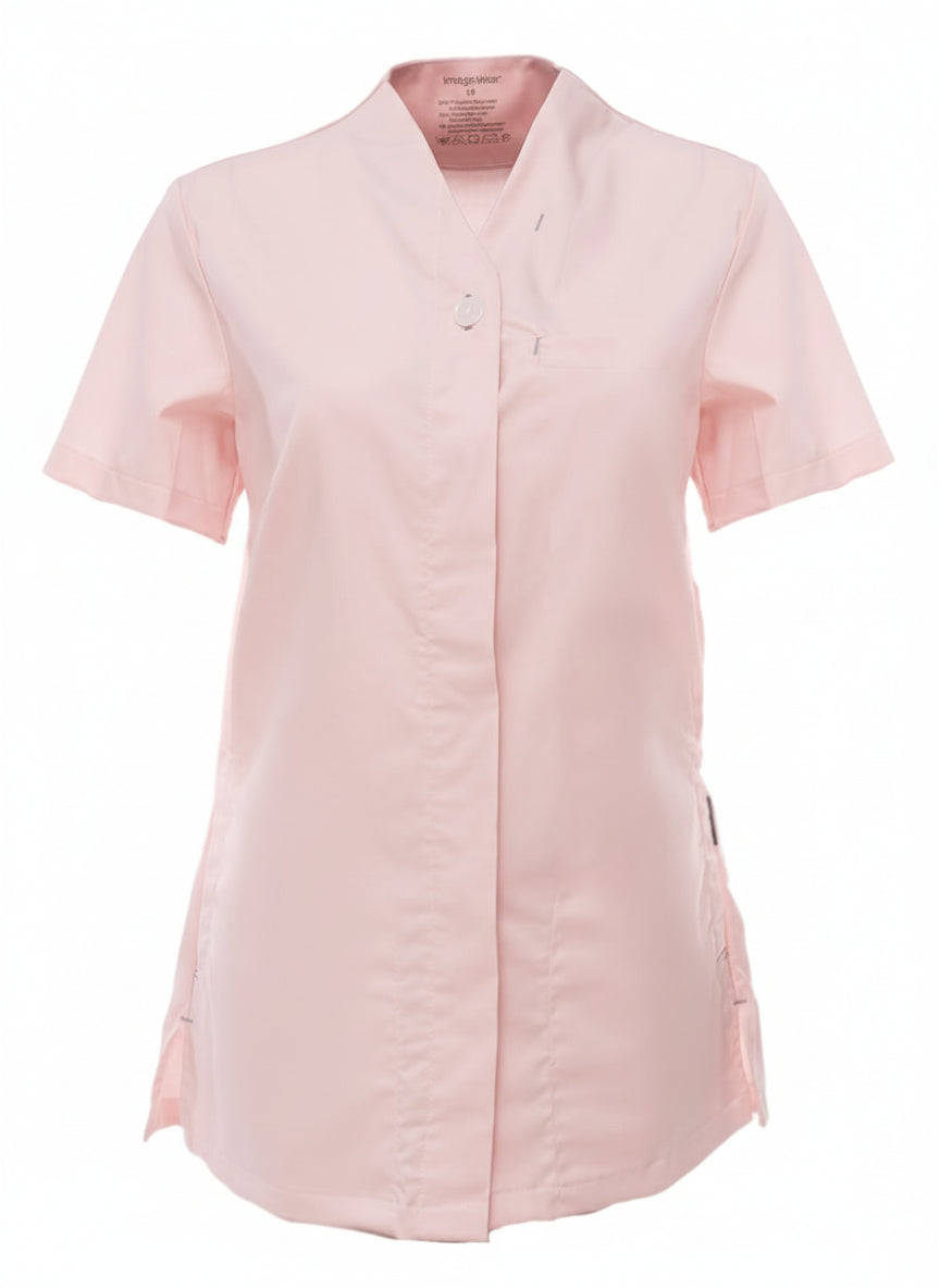 Roosan värinen naisten lyhythihainen jakku on tehty joustavasta Twill-kankaasta. Rintatasku ja reilun kokoiset alataskut. Oikeassa alataskussa on puhelimelle oma lokero sekä avainlenkki. Takana vyötäröllä oleva kuminauhasäätö ja helmahalkiot lisäävät käyttömukavuutta. Piilonapitus.