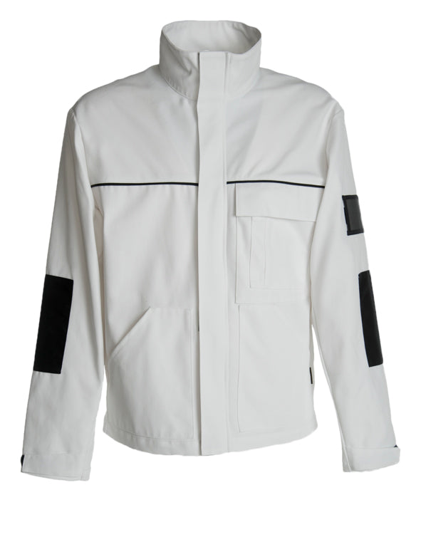 Valkoinen maalarin tai pintakäsittelijän takki. Takissa mustia yksityiskohtia mm. hihassa käyntikorttikotelo. Edessä läpällinen rintatasku ja tilavat alataskut. Vetoketjukiinnitys edessä. Hihansuissa tarranauhasäätö.