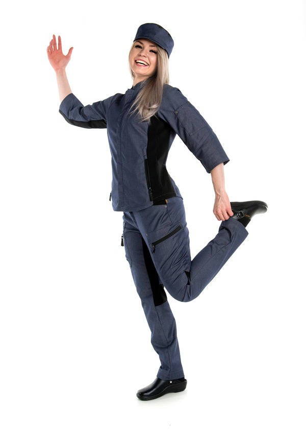 Naisten denim kankaasta valmistetut reisitaskuhousut, joissa on liikkumista helpottavat joustot polvitaipeissa ja haarassa. Housut mukautuvat joustavien ominaisuuksien ansiosta useisiin työasentoihin eri aloilla, kuten puhtaanapito ja keittiö. Vyötäröllä on säädettävä kuminauha sekä 5 vyölenkkiä. Keskellä takana oleva leveämpi vyölenkki pitää vyön paremmin paikallaan liikkuessa. Molemmilla puolilla tilavat vetoketjulliset reisitaskut. Sivutaskut ja upotetut takataskut.