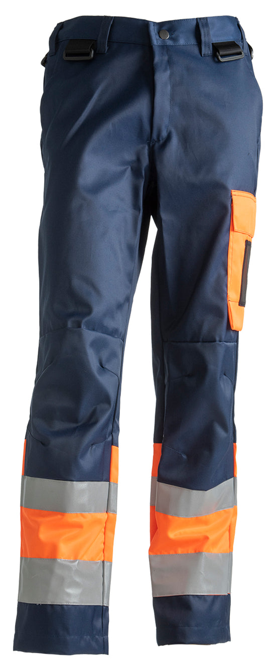 Tummansiniset housut, jossa oranssi reisitasku vasemmassa lahkeessa. Reisitaskun päällä on henkilökorttitasku. Housuissa on etutaskut ja takataskut. Lahkeissa on kaksi leveää heijastinnauhaa ja niiden välissä oranssia kangasta.