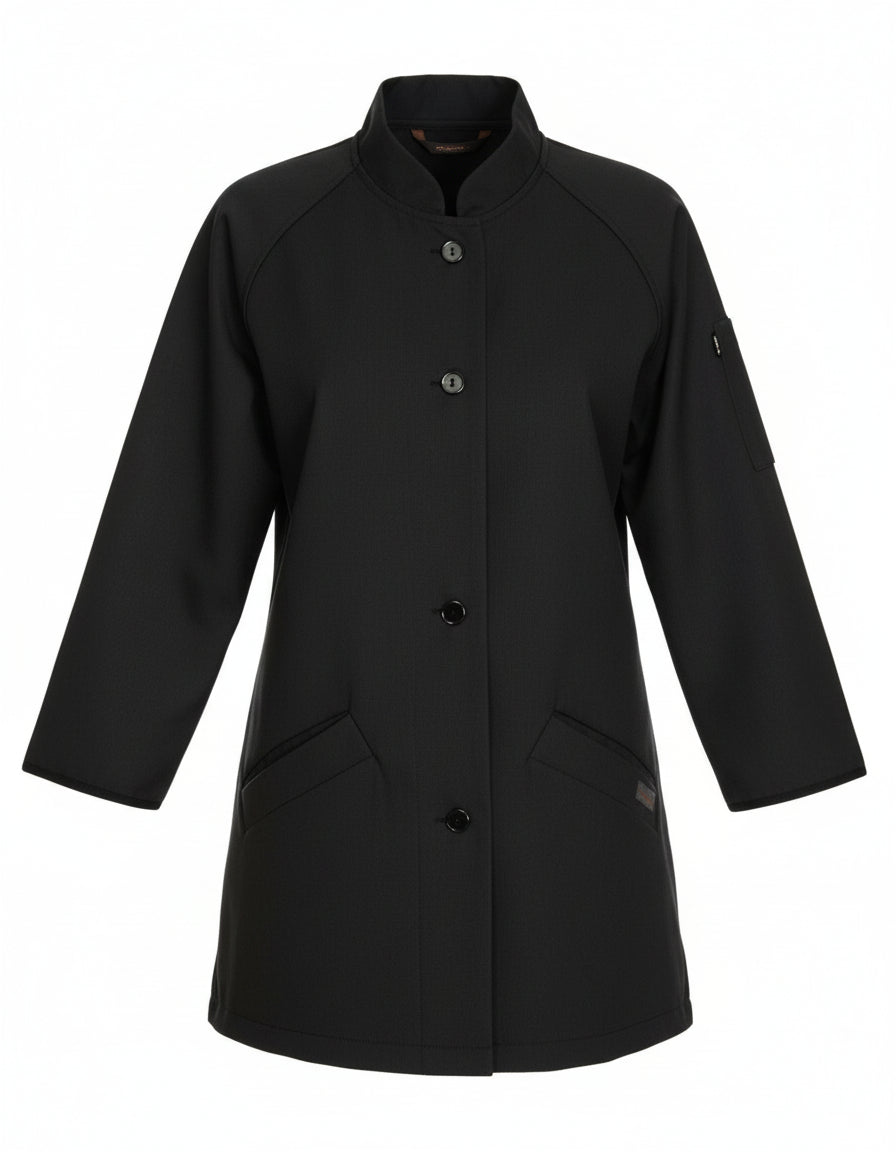 Meleeratun mustassa VIRE-vilutakissa on suojaava pystykaulus ja ¾-pituiset hihat. Edessä reilunkokoiset taskut. Raglan-hihat ja sivuilla olevat halkiot parantavat käyttömukavuutta. Nappikiinnitys.