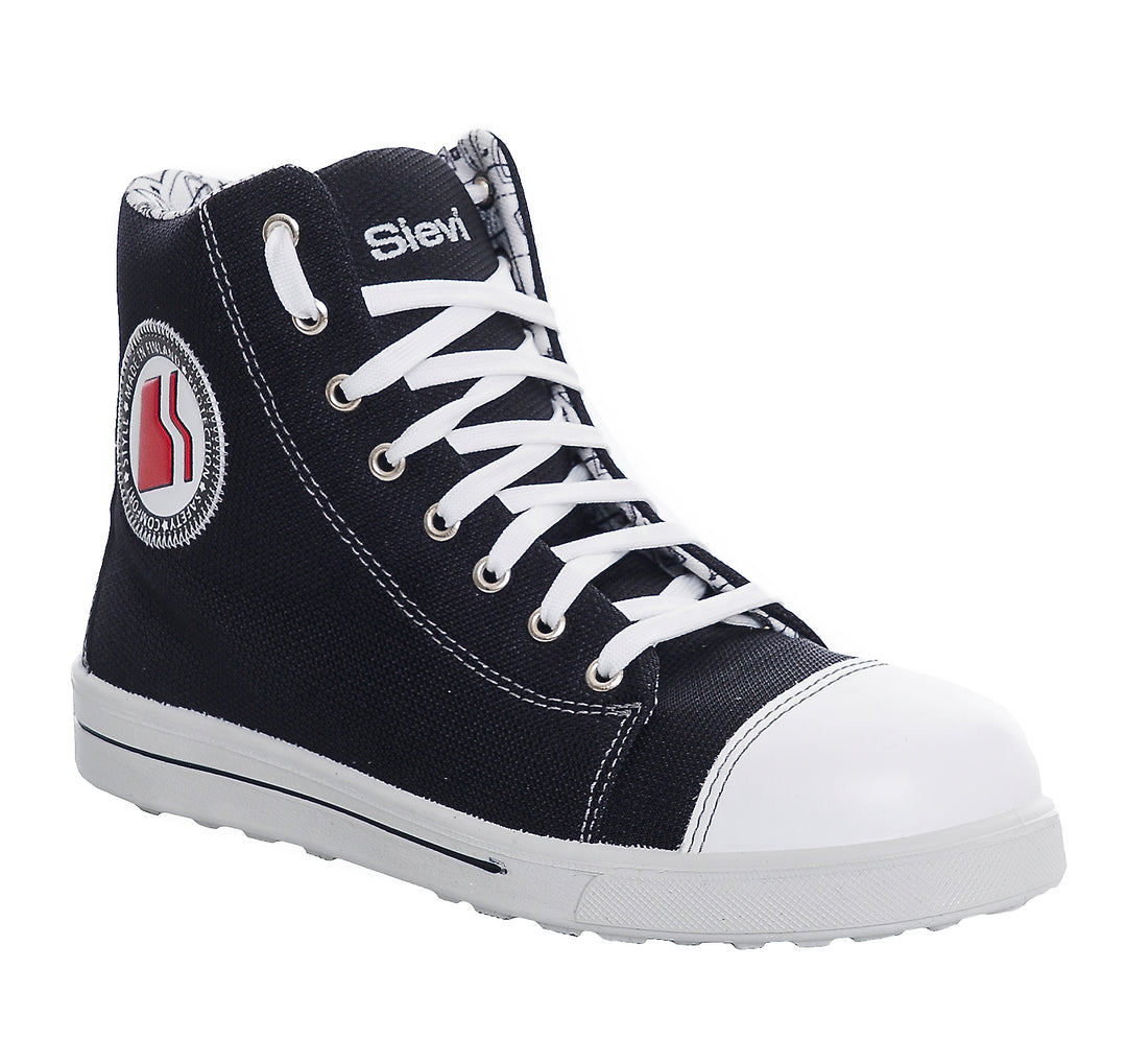 Sievin Planar 3 S3 mustavalkoinen sporttisen näköinen varrellinen turvakenkä. Valkoinen pohja, nauhat ja koristetikkaukset sekä valkopunainen "Converse-tyyppinen"merkki sivulla antavat ilmettä muuten mustaan kenkään. Edessä nauhakiinnitys.