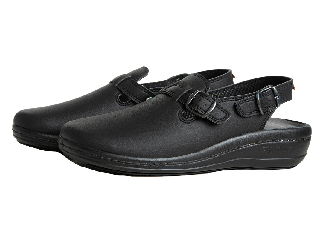 Image Wearin musta Twist nahkainen työjalkine, jossa säädettävä remmi takana ja edessä päällä. Jalkine on edestä muuten umpinainen ja takaa avonainen. Jalkineessa on n.3 cm kiilakorko.