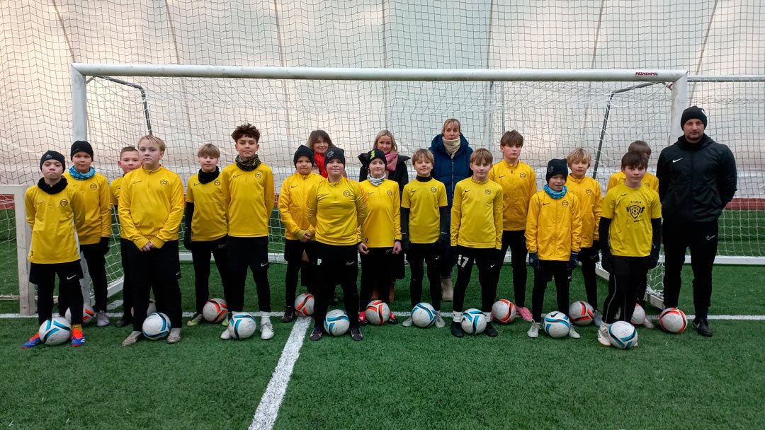 Viljandi JK Tulevikin jalkapallojuniorit saivat uusia jalkapalloja