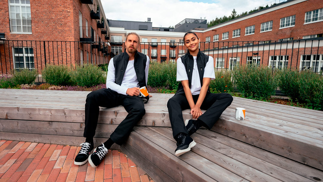 Mies ja nainen istumassa Image Wearin työvaatteissa