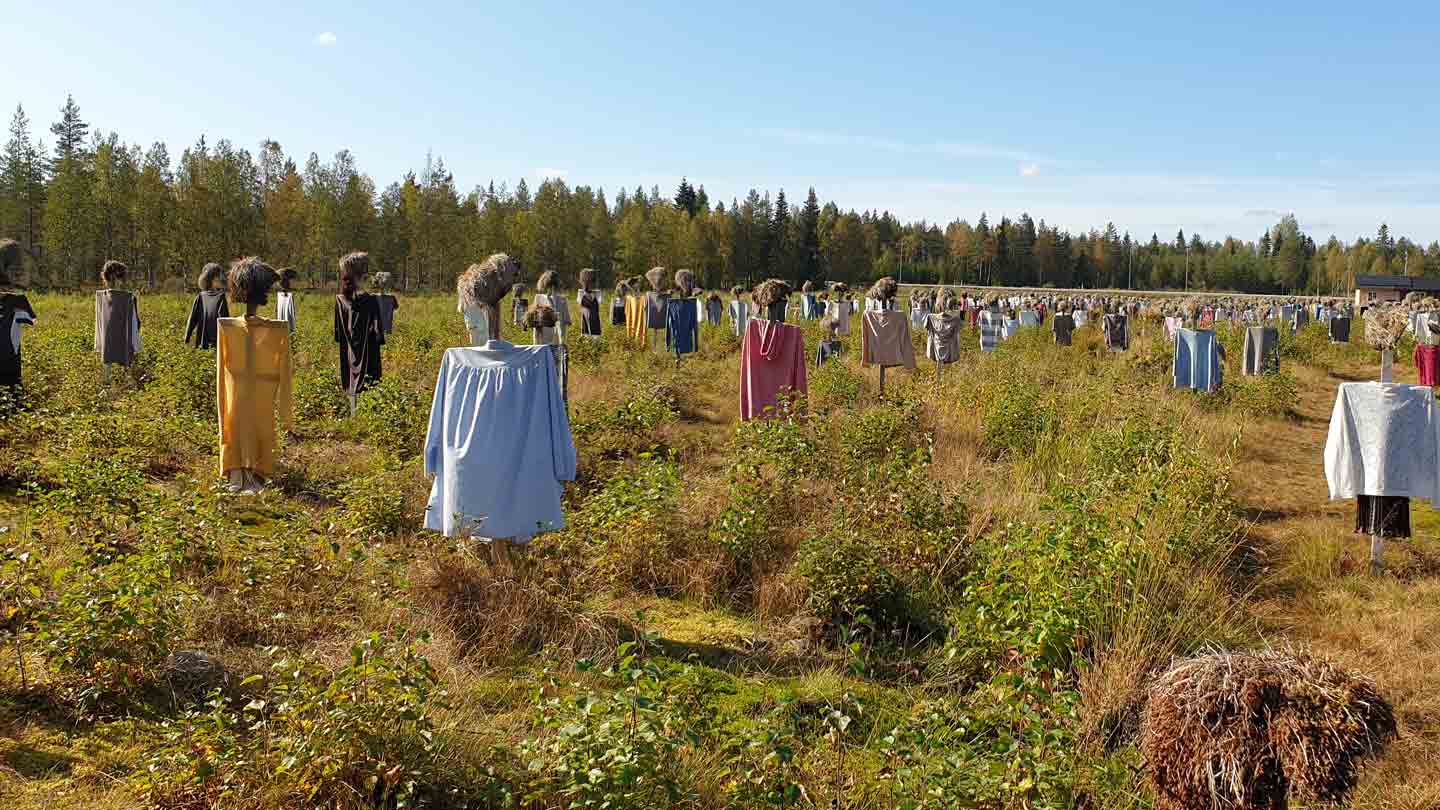Image Wearin työvaatteita löytyi myös Hiljainen kansa installaatiosta Käpylän pellolla.