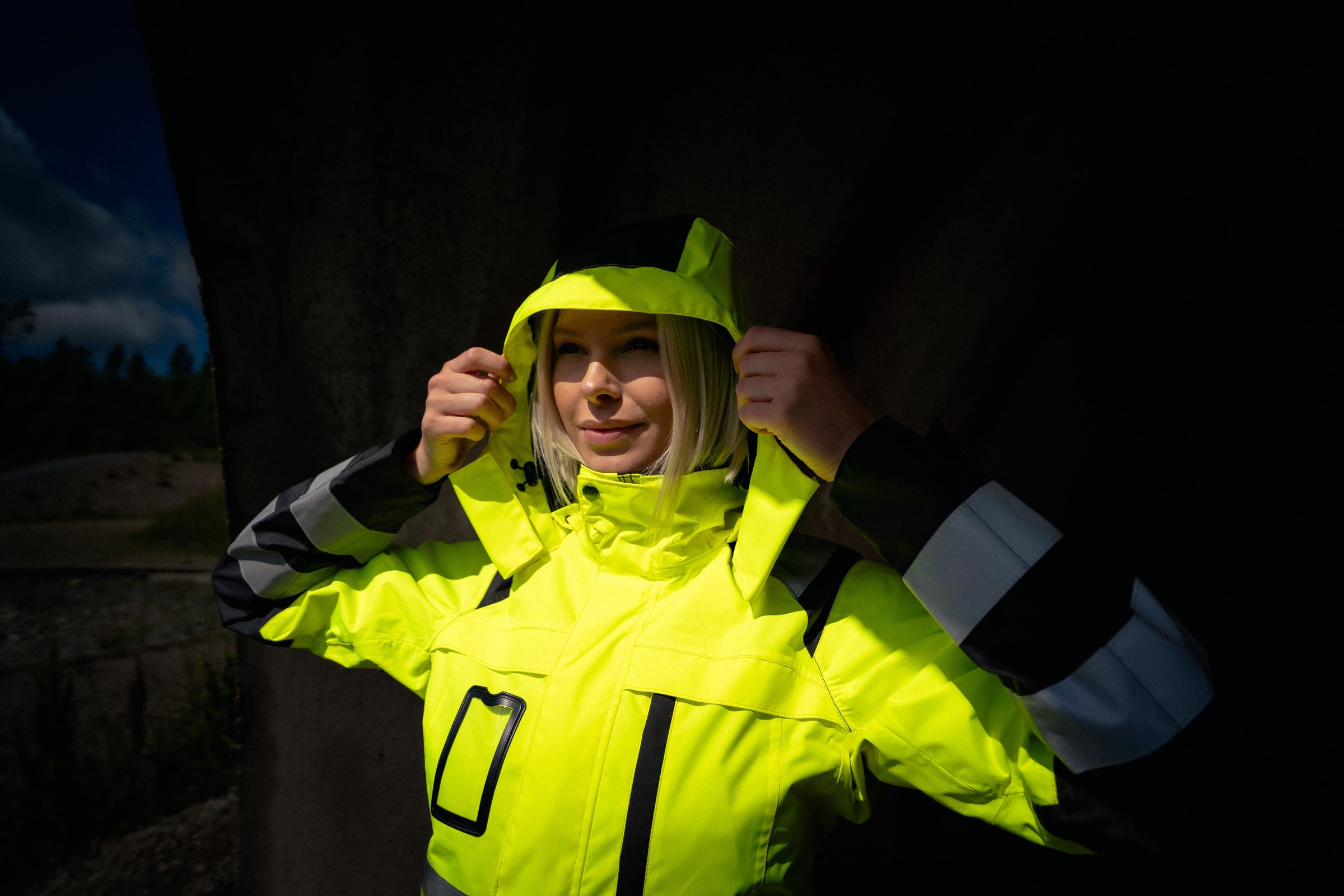 Kuvassa naisella Image Wearin vedenpitävä näkyvä varoituskuoritakki. 