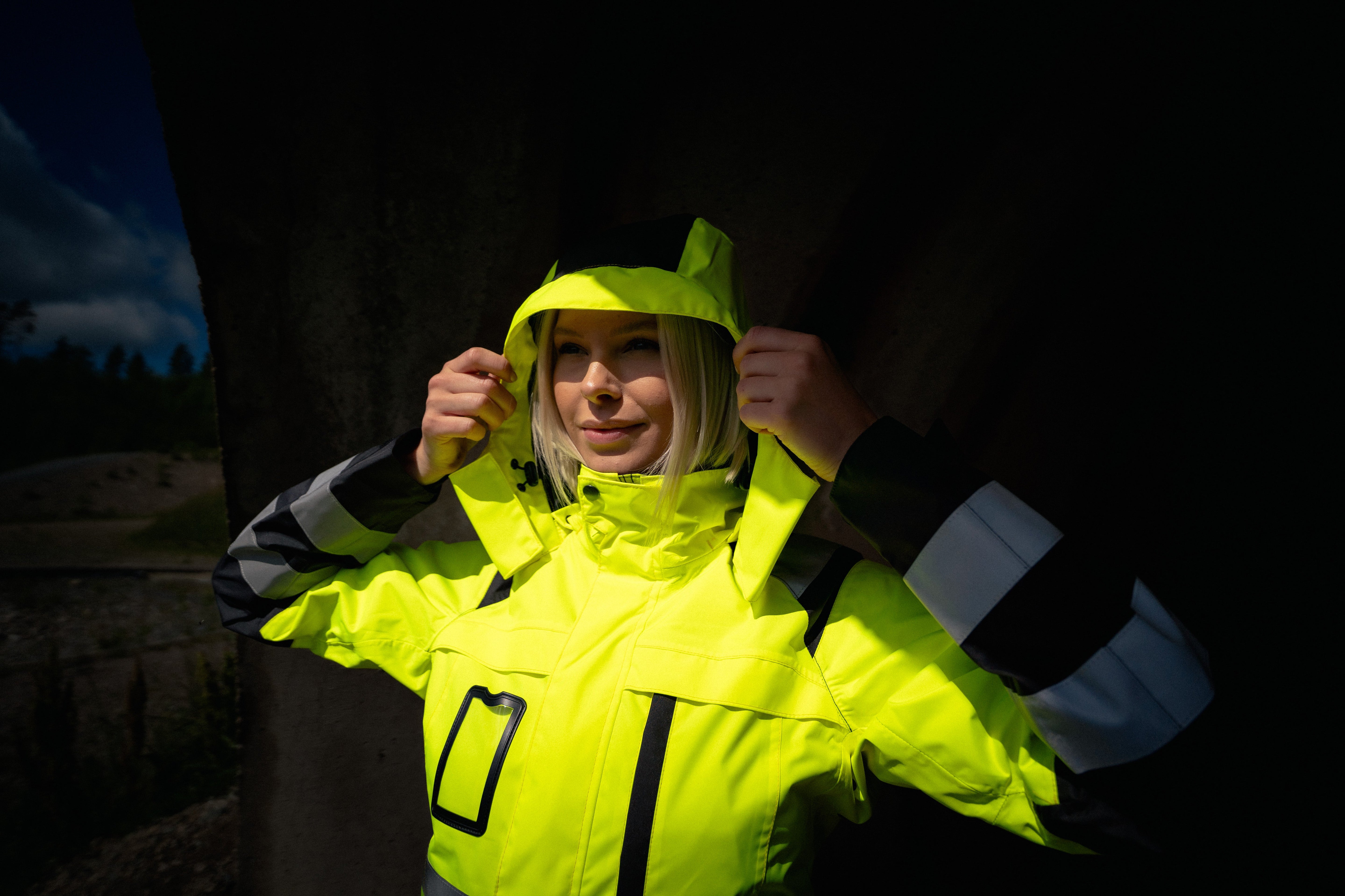 Kuvassa naisella Image Wearin vedenpitävä näkyvä varoituskuoritakki. 