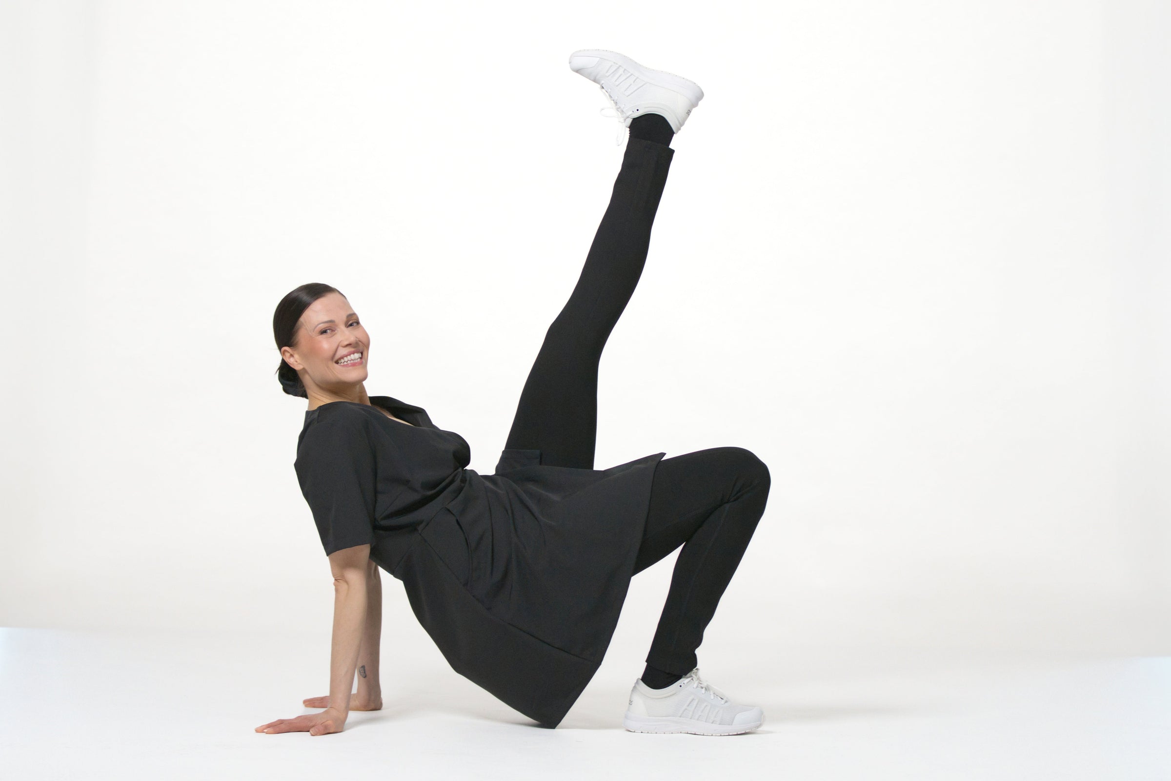 kuvassa naisella päällä Image Wearin uuden Easy-malliston unelman kevyitä ja joustavia työvaatteita. 