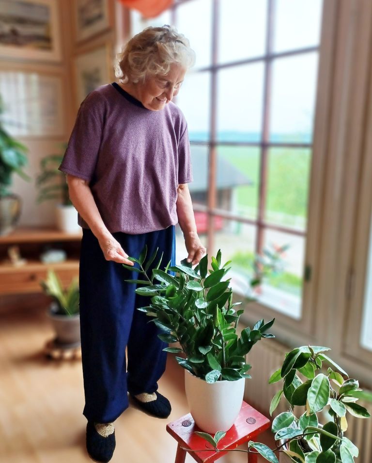 Kuvassa mies ja nainen istuvat nahkasohvalla käsi kädessä. Miehellä on päällä Image Wearin miellyttävän tuntuinen sininen oloasu ja naisella vastaava asu, mutta kanervanpunaisena.