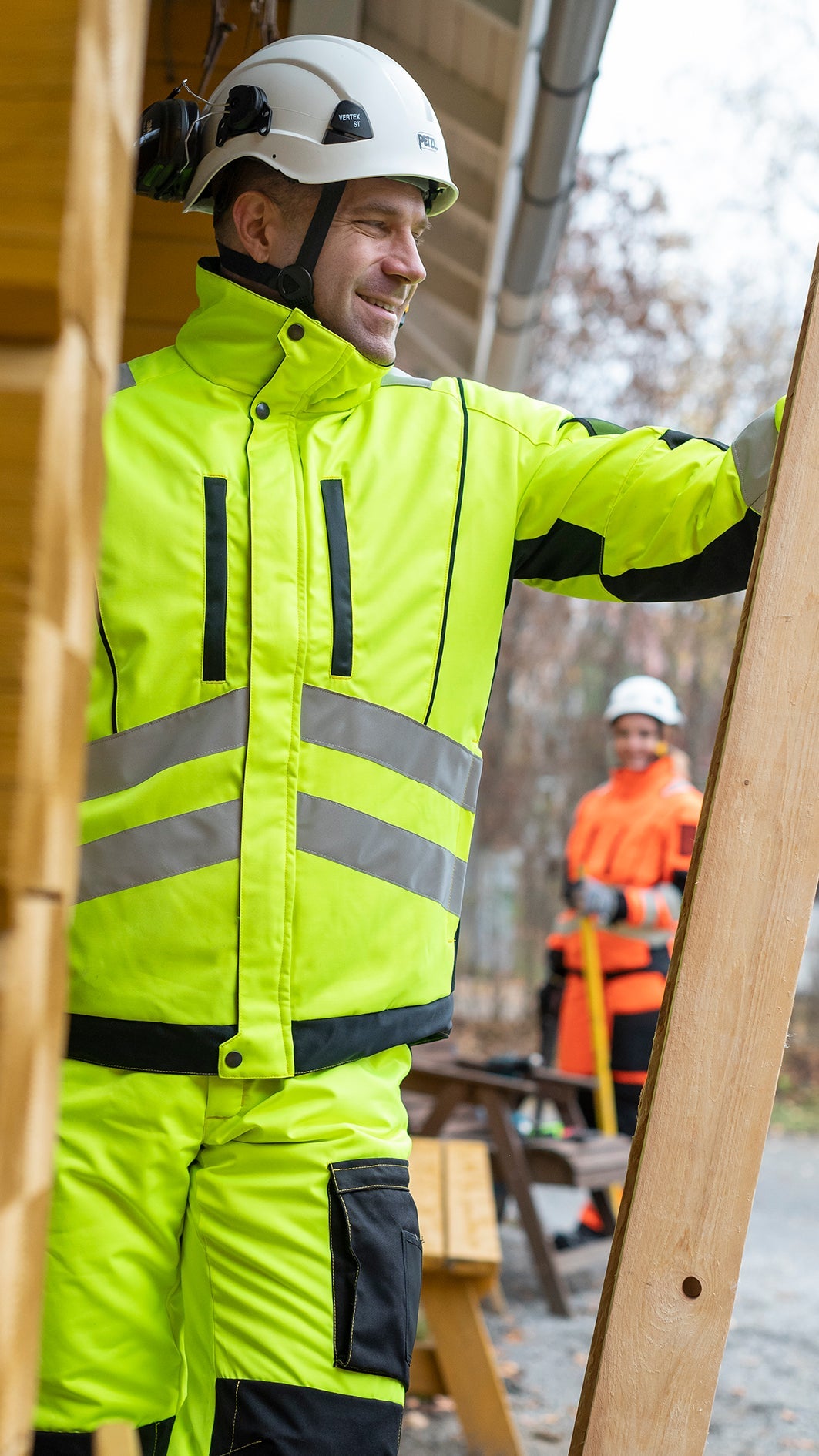 Kuvassa mies seisoo järven rannalla. Hänellä on päällään Image Wearin uusi musta Pyry talvitakki ja windstopper pipo. 