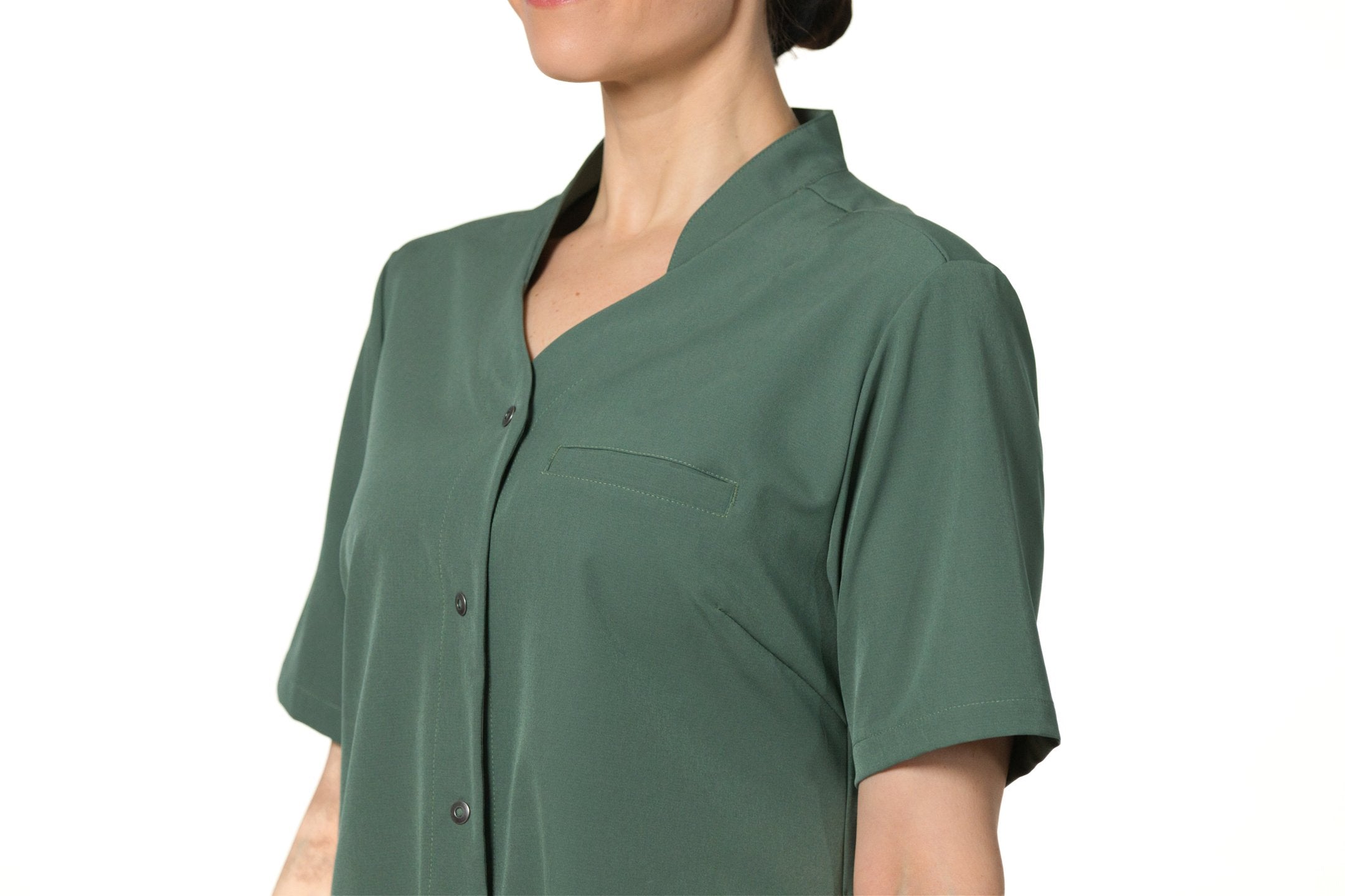 Kuvassa seisoo nainen. Hänellä on päällään Image Wearin uuden Easy-malliston työvaatteita. Made to work. Easy to wear.