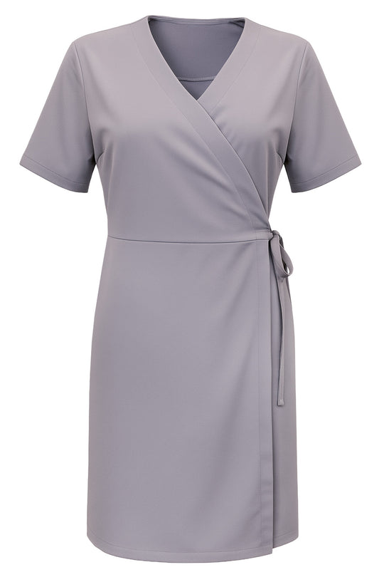 Kuvassa harmaa lyhythihainen kietaisumekko joustavasta materiaalista. 