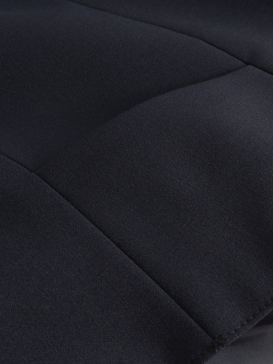 Yksityiskohtakuva tummansinisen liivin sivussa olevasta taskusta. 