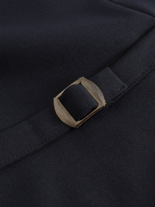 Yksityiskohtakuva tummansinisen liivin takana olevasta säädettävästä tampista. 