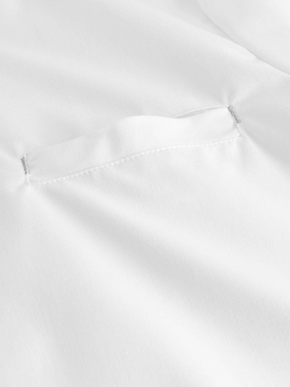 Yksityiskohtakuva valkoisen Vire-sarjan toimipaikkapuseron rintataskusta. 