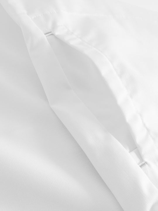 Yksityiskohtakuva valkoisen Vire-sarjan toimipaikkapuseron taskusta. 