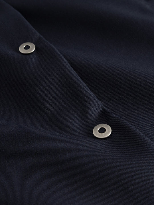 Yksityiskohtakuva tummansinisen neppariliivin neppareista. 