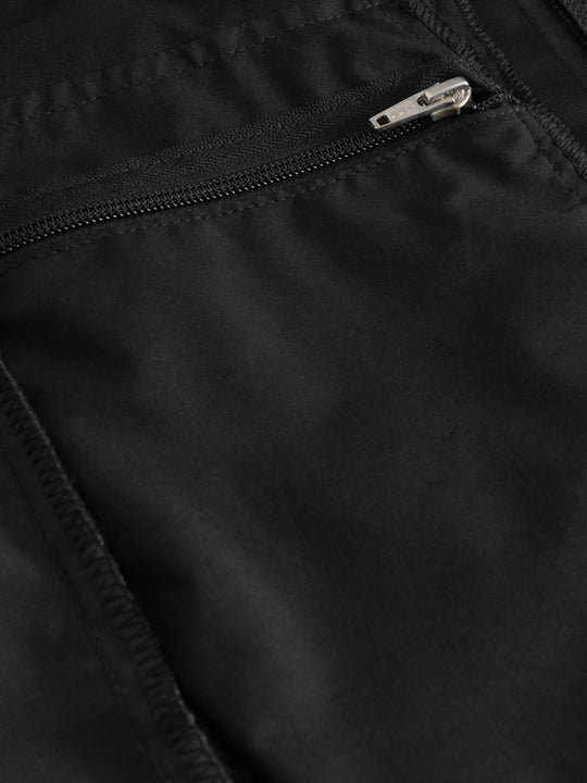 Yksityiskohtakuva mustan Flexy-takin vetoketjullisesta povitaskusta. 