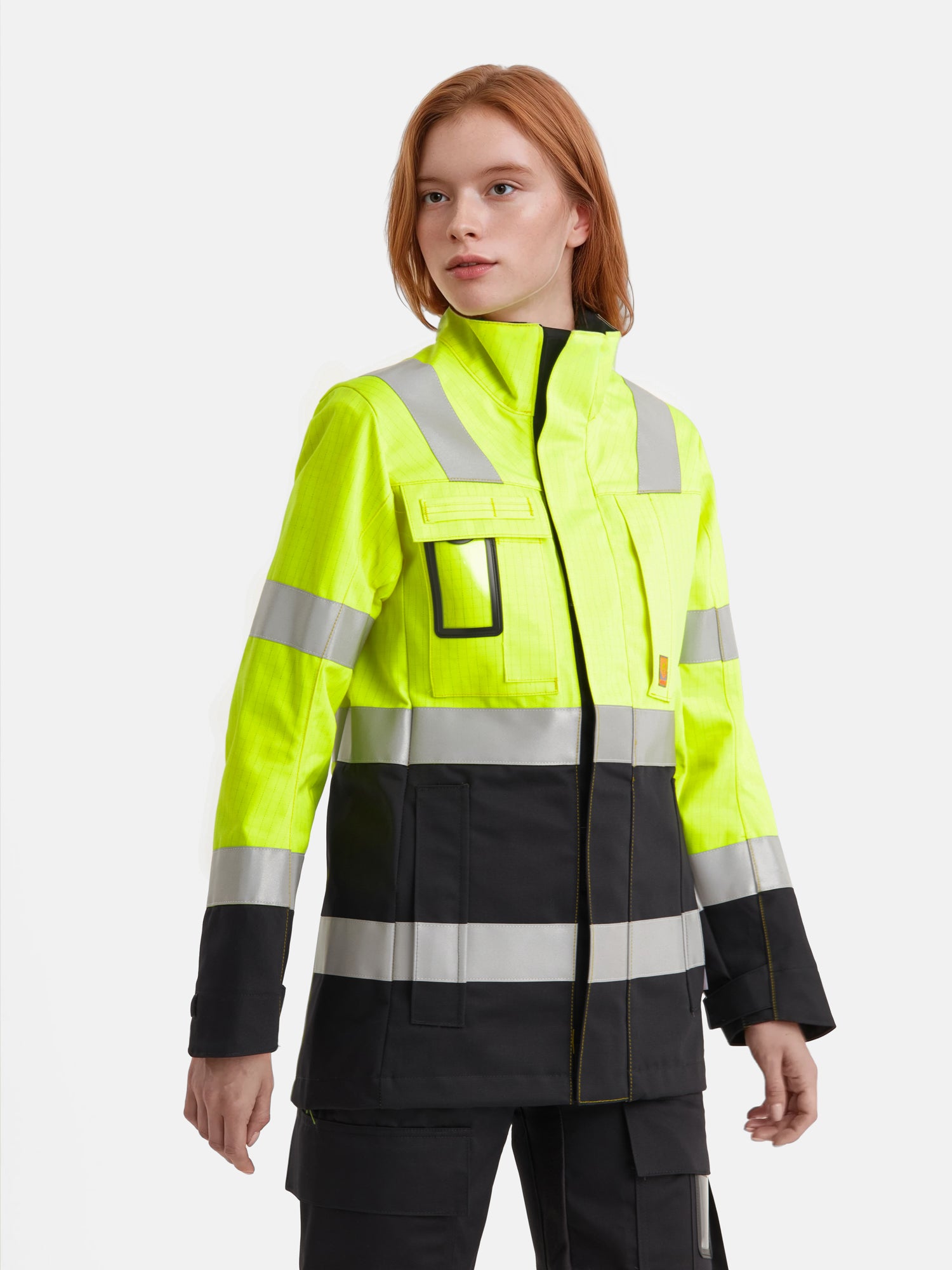 Kuvassa naismallilla Image Wearin kelta-musta varoitustakki ja musta-keltaiset reisitaskuhousut. 