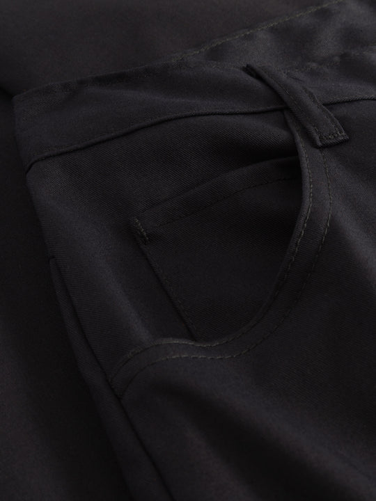 Yksityiskohtakuva tummansinisten farkkumallisten työhousujen sivutaskusta. 