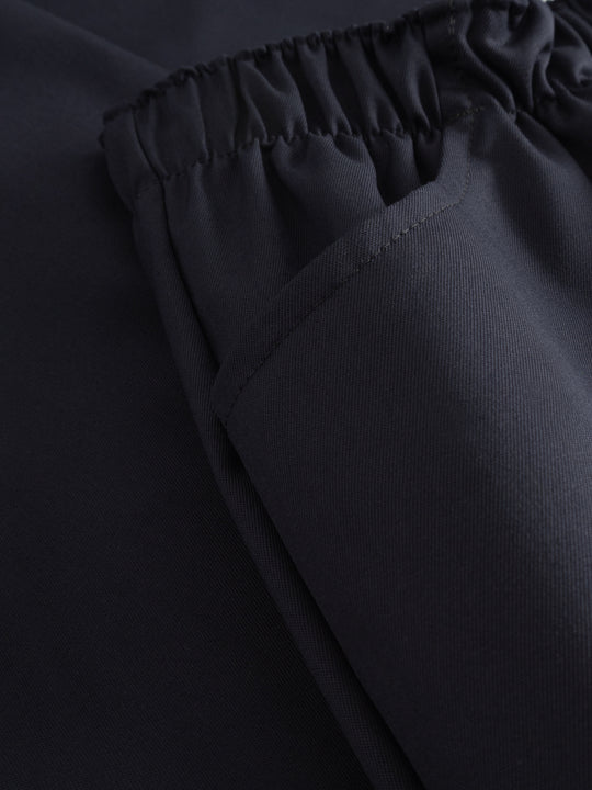 Yksityiskohtakuva tummansinisten työhousujen sivutaskusta. 