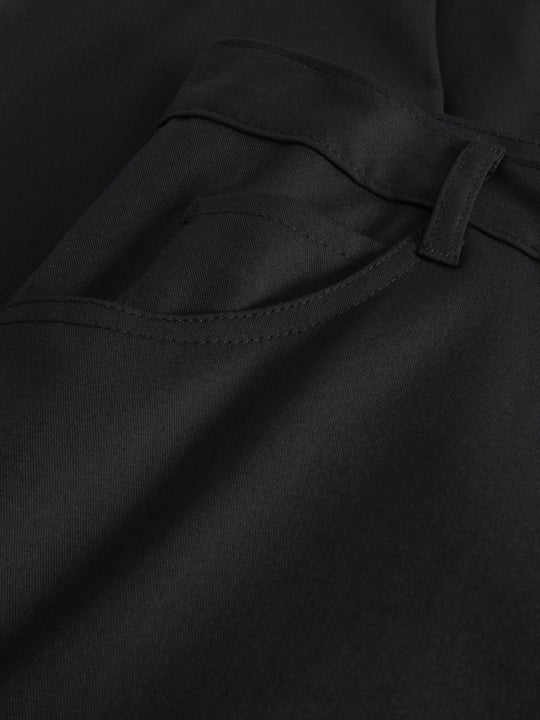 Yksityiskohtakuva miesten tummansinisten reisitaskuhousujen sivutaskusta. 