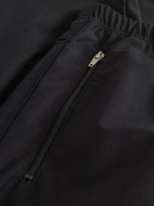 Yksityiskohtakuva tummansinisten housujen vetoketjullisesta sivutaskusta. 