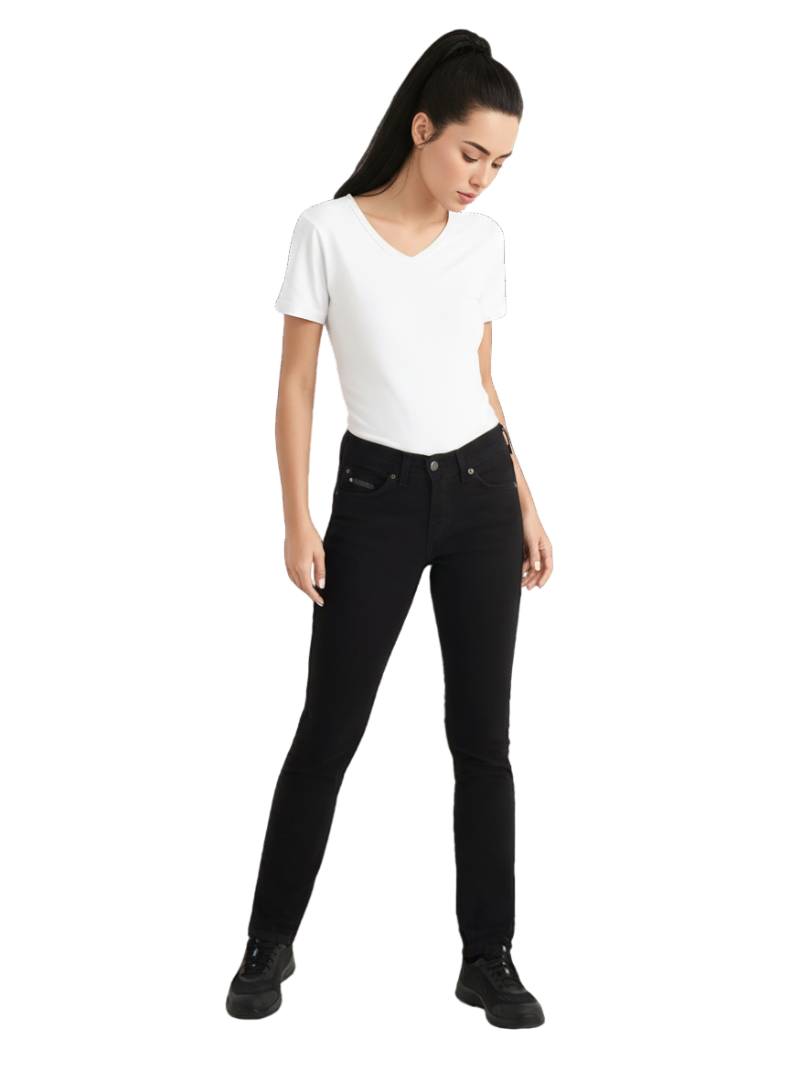 Naismallilla kuvassa päällä mustat työfarkut naisten mitoituksella sekä valkoinen t-paita. Jalassa mustat Sievin Fly fresh-työlenkkarit. 