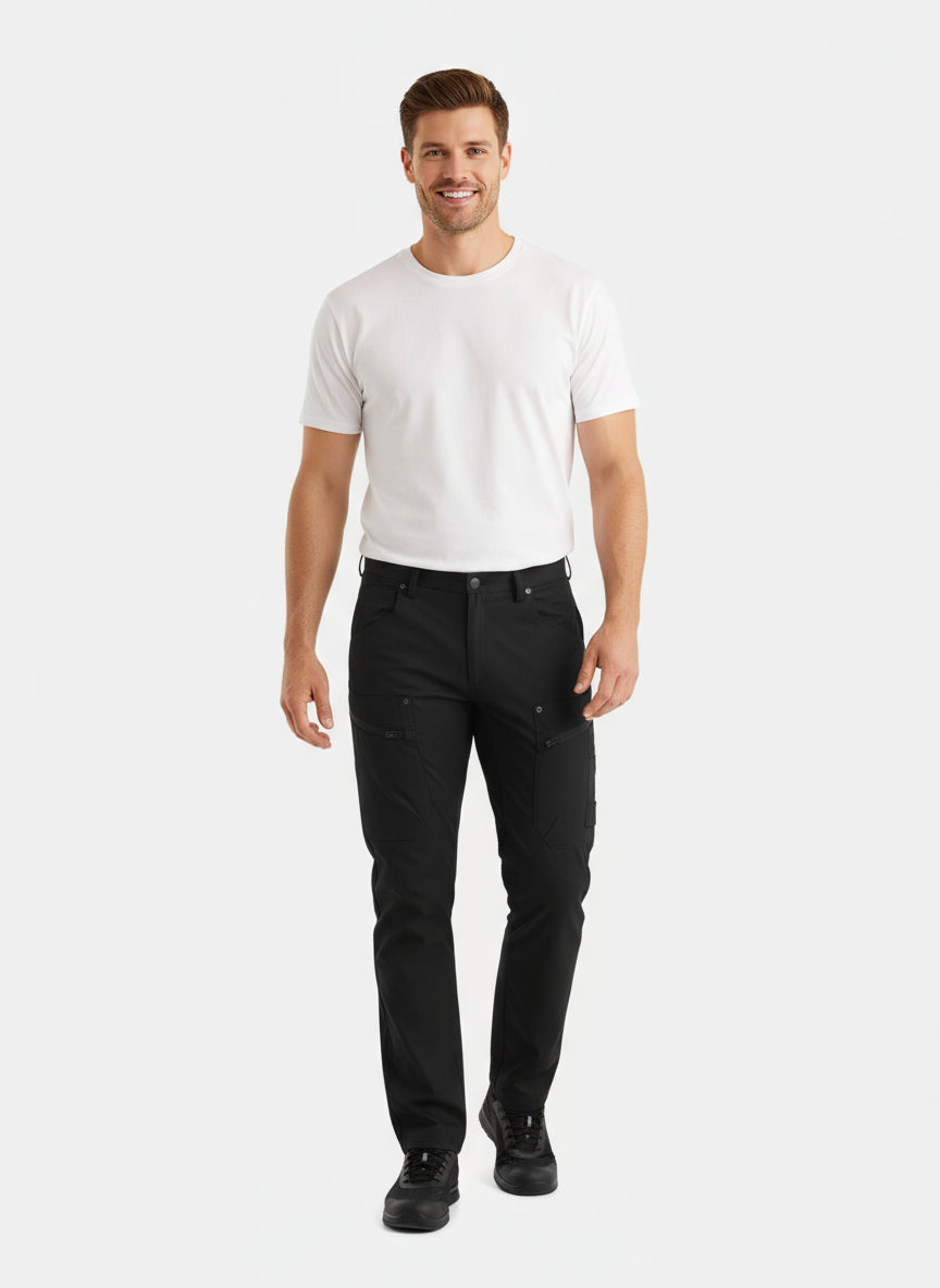 Kuvassa miesmallilla Image Wearin valkoinen unisex t-paita ja mustat joustavat reisitaskuhousut sekä Sievin Fly fresh-lenkkarit. 