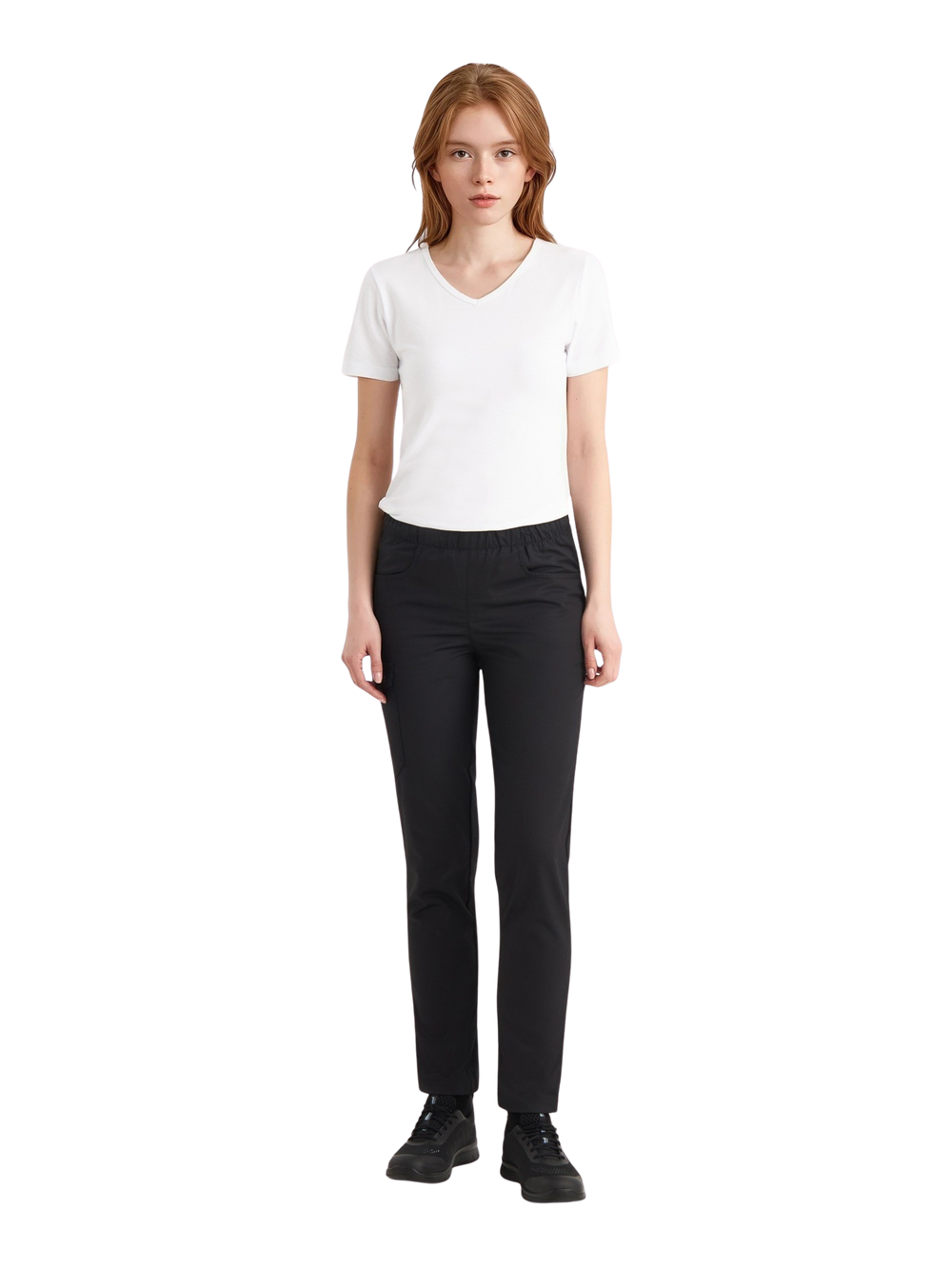 Naismallilla kuvassa päällä Saini-työhousut mustana sekä valkoinen t-paita naisten mitoituksella. Jalassa mallilla on Sievin Fly fresh-työlenkkarit. 