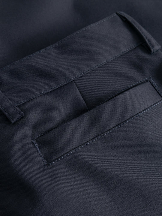 Yksityiskohtakuva tummansinisten housujen takataskusta. 