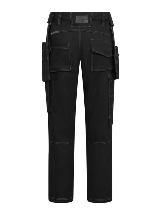 Mustat miesten työhousut, valkoisilla tikkauksilla, takaapäin kuvattuna. 