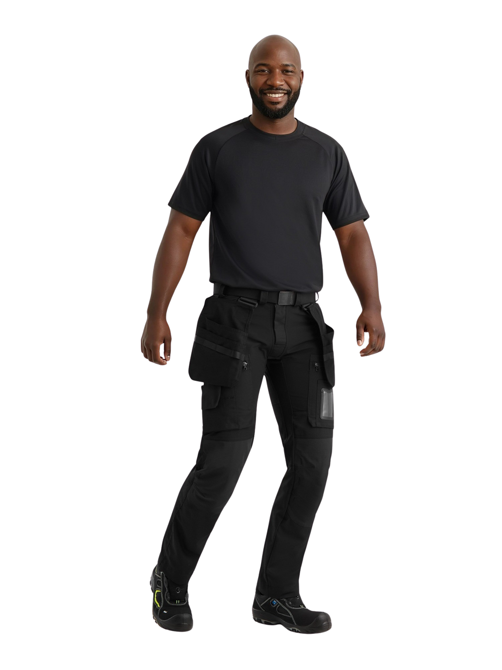 Kuvassa miesmallilla päällä musta tekninen t-paita sekä joustavat reisitaskuhousut Image Wearin mallistosta. Jalassa mallilla Sievin Roller-turvajalkineet. 