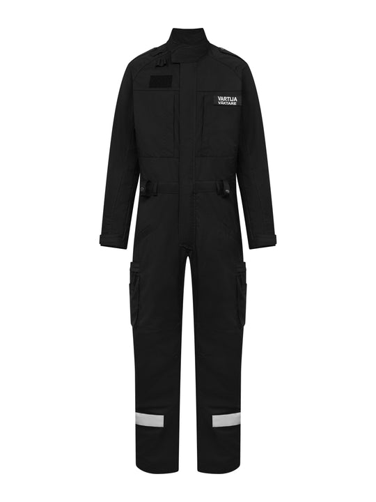 Vartijan musta kenttähaalari, jossa runsaasti erilaisia taskuja: miehustassa kaksi vetoketjullista povitaskua ja lahkeissa kätevät vetoketjulliset reisitaskut, joiden yhteydessä kynätaskut ja puhelintasku. Lahkeissa lisäksi heijastinnauhat. 