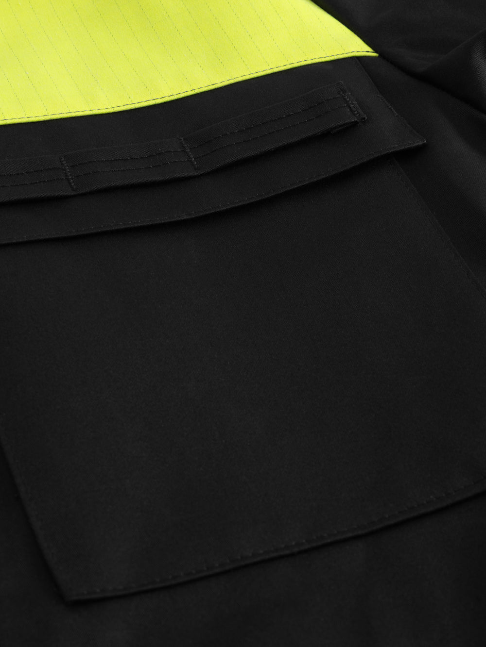 Yksityiskohta hitsarin umpihaalarin riipputaskusta. 