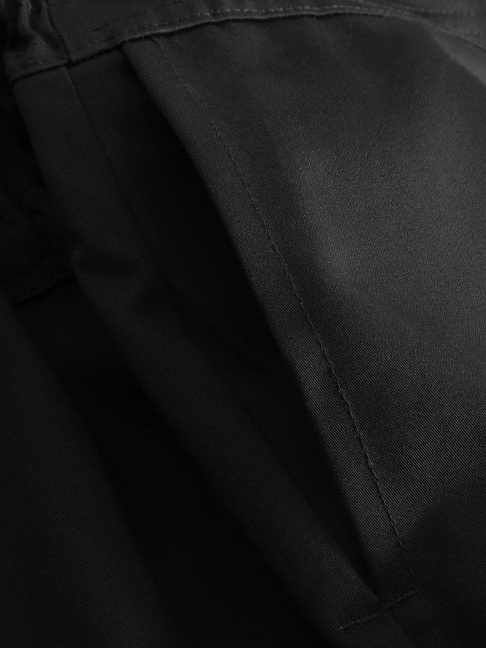 Yksityiskohtakuva hitsarin umpihaalarin sivutaskusta. 