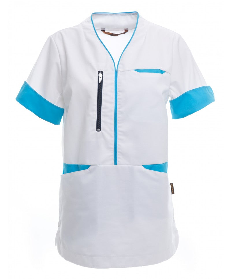 Valkoinen hoitoalan lyhythihainen tunika, jossa turkooseja osia. Rintatasku, vetoketjutasku ja alataskut. 