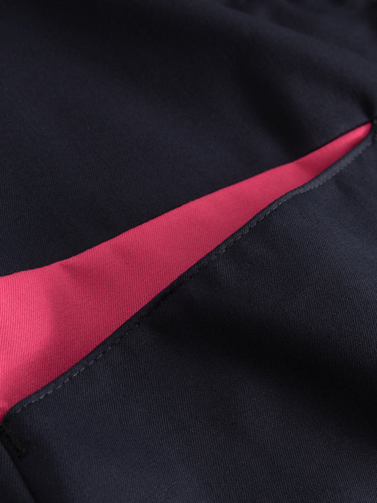 Yksityiskohtakuva tummansinisen tunikan alataskusta ja aniliininvärisestä yksityiskohdasta. 