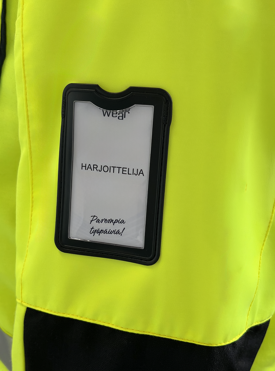 Yksityiskohtakuva varoitustalvitakin korttikotelosta. 