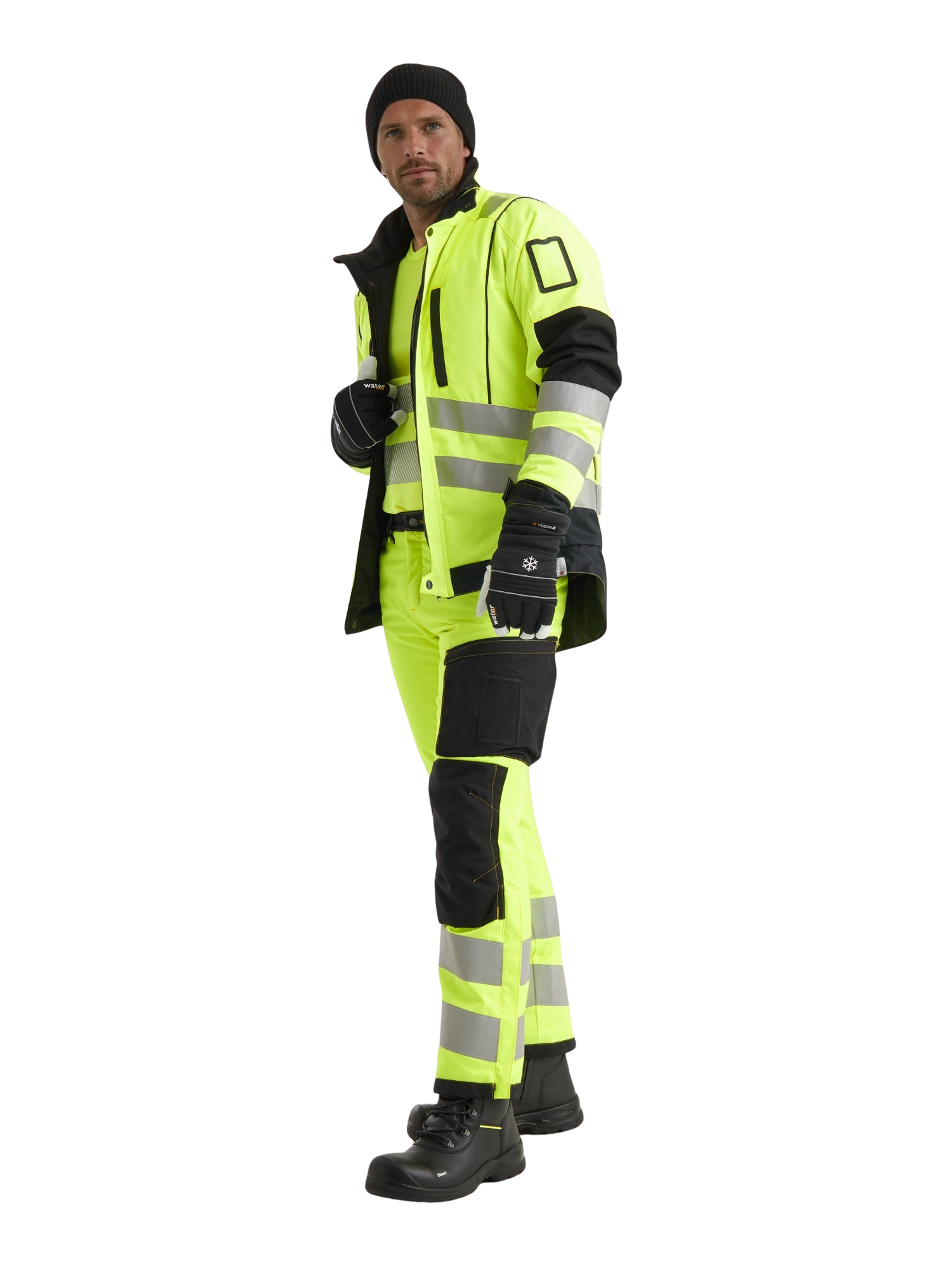 Kuvassa miesmallilla Image Wearin keltainen talvivaroitustakki, talvivaroitushousut sekä pitkähihainen varoitus t-paita. Lisäksi mallilla on Sievin Solid CT-talviturvakengät, Tegeran talvityökäsineet ja Image Wearin musta villapipo. 