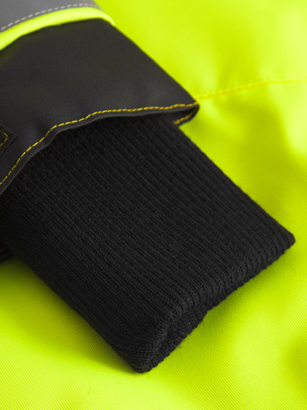 Yksityiskohtakuva naisten talvivaroitustakin hihansuun resorista.