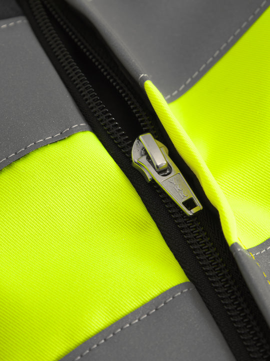 Yksityiskohtakuva naisten talvivaroitustakin vetoketjusta.