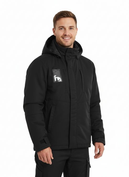 Kuvassa miehellä päällä uusi Image Wearin musta Pyry talvitakki ja talvihousut esim. henkilökuljetuksen ammattilaiselle. 