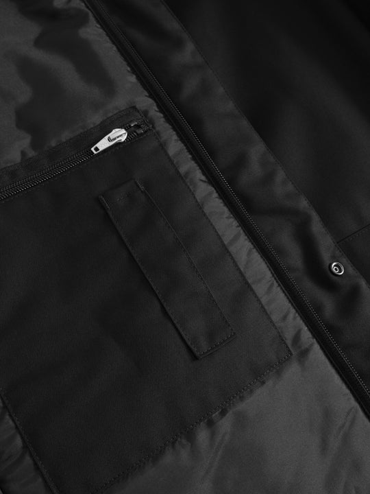 Yksityiskohtakuva mustan Pyry talvitakin sisäpovitaskusta. 